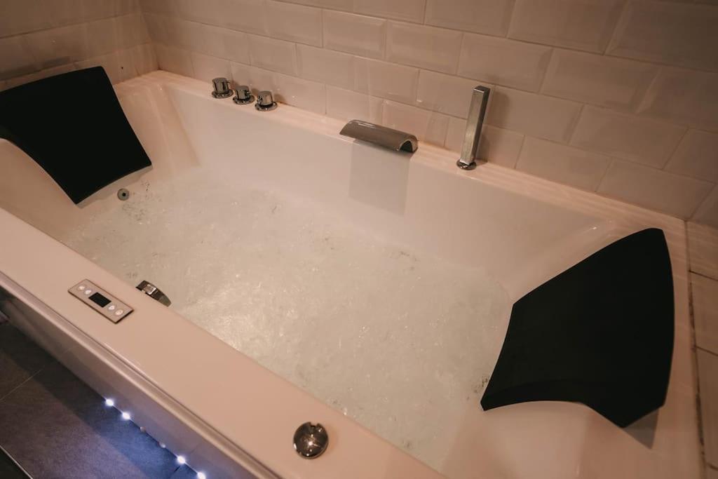 Ultimate Comfort ! Jacuzzi & Sauna. Besancon Bagian luar foto